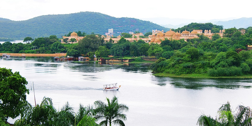 An image showing Lake Pichola which is one of places to visit in Rajasthan in October.