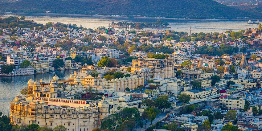 Discover Udaipur's regal charm at the majestic City Palace, surrounded by scenic beauty.
