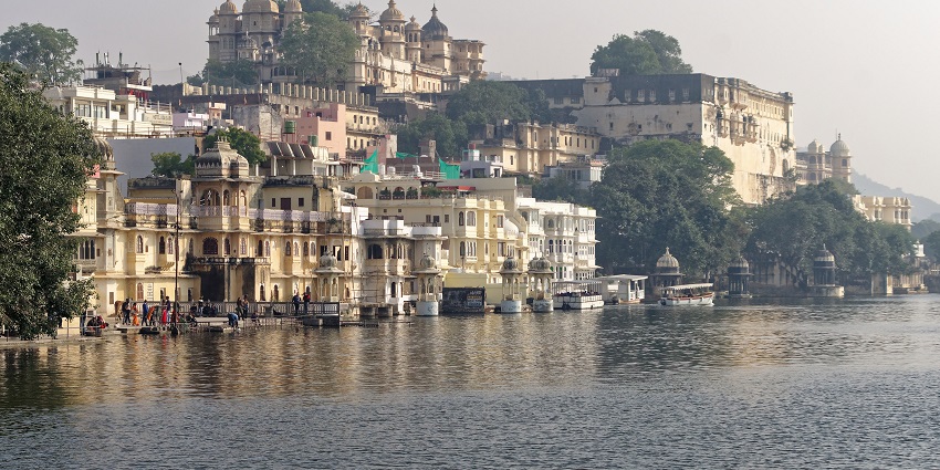 A panoramic view of Lake Pichola with the City Palace in the background, Udaipur, Rajasthan, India
