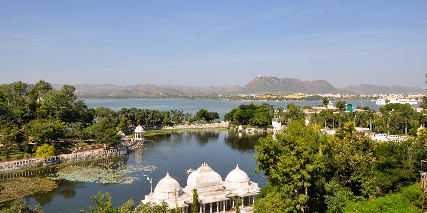 One of the best camping spots in Rajasthan is Udaipur offering stunning views, cultural events, and gourmet dining.