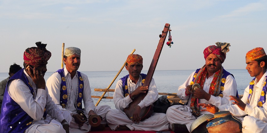 aipur’s streets celebrate local musicians and artists with energetic performances.