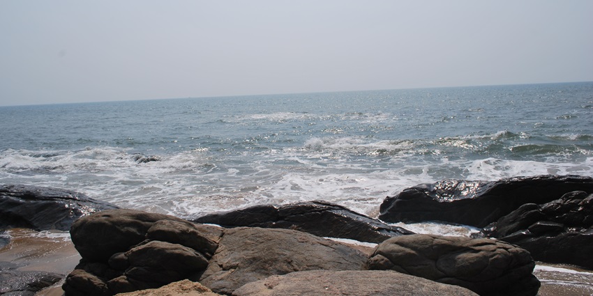 Ullal Beach is one of the beaches that is surrounded by lush green trees and serenity.