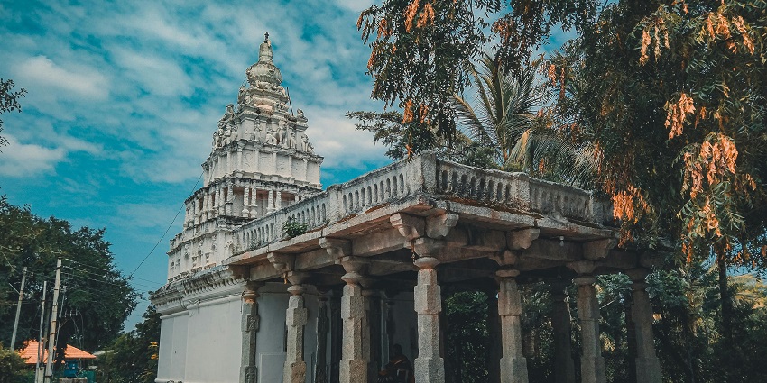 A picture of a temple near Vijayawada for pilgrims to visit and worship at, clicked during daytime