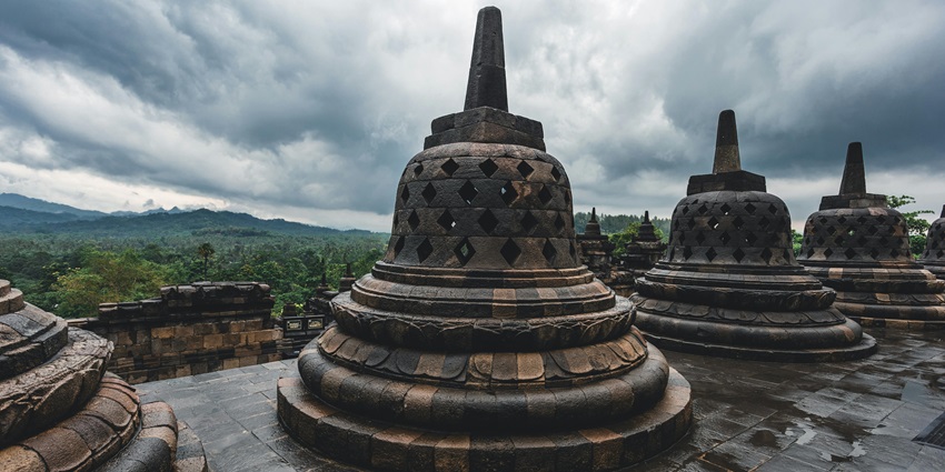 Uma Ramalingeswara Swamy Temple is devoted to Ramalingeswara, a form of Lord Shiva.