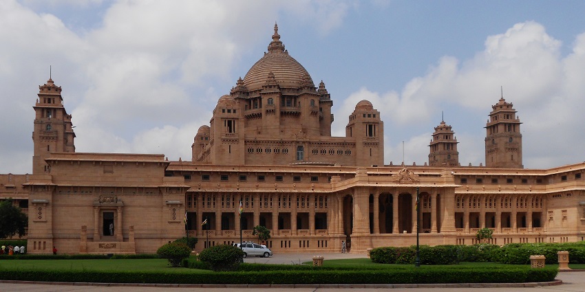 Umaid Bhawan Palace Market features luxury handicrafts, clothing, and jewellery.