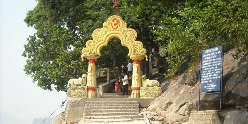 Umananda Temple is one of the most breathtaking places to visit around Guwahati Zoo.