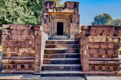 An image of the entrance of the Parvati Temple showcasing the steps towards the door of the main temple.