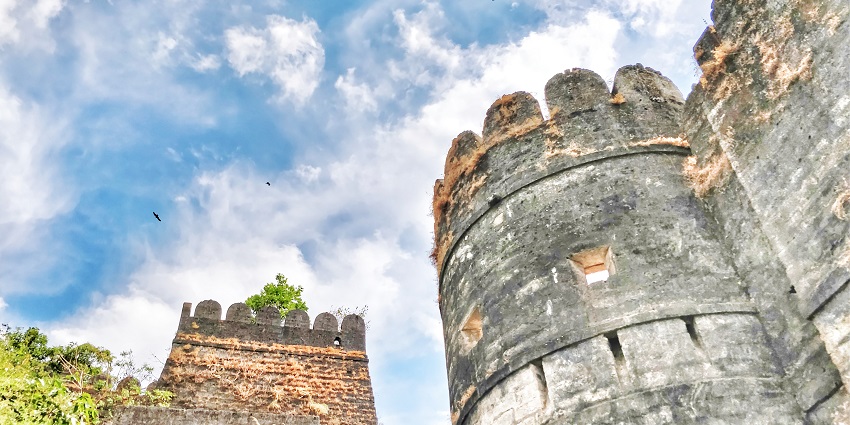 The mesmerizing Uparkot Fort which is nearby Girnar Wildlife Sanctuary.