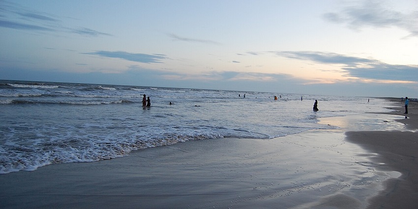 A picture of a beach near Annavaram with small waves crashing the seashore during twilight
