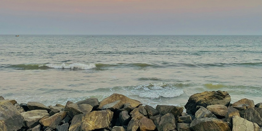 Uppada Beach is one of the best tourist destinations in the region to cherish serenity.