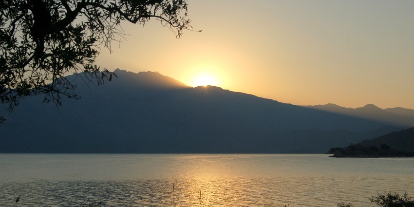 A serene view of Upper Lake, one of the romantic places to visit in Bhopal that is perfect for outings