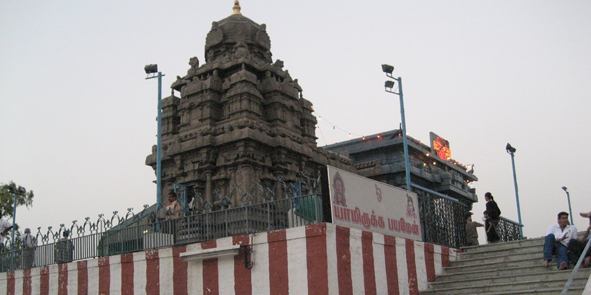 A picture of a traditionally designed South Indian temple in Delhi with a beautiful gopurama
