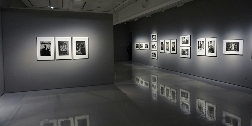An inside view of the iconic Vadehra Art Gallery, one of the best art galleries in Delhi.