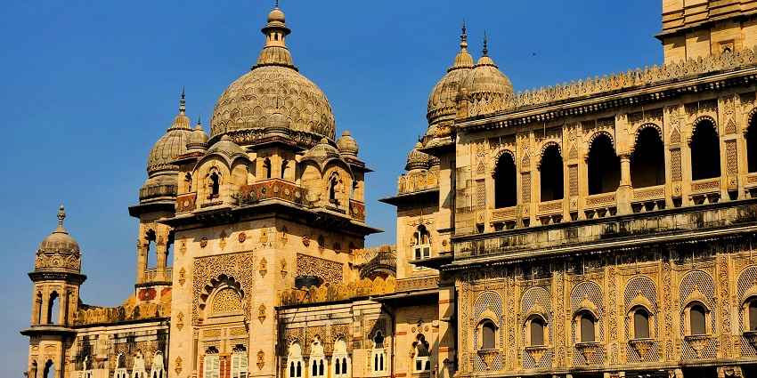 A breathtaking view of a brown historical monument in Vadodara during the daytime.