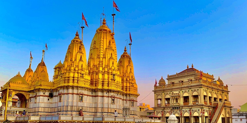 Vadtal Hanuman Temple, one of the famous temples in Gujarat, features large complexes.