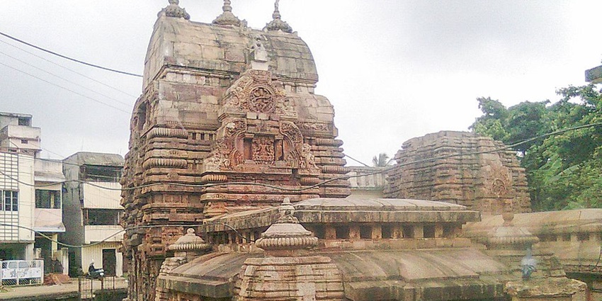 The Vaital Deul Temple, a grand building topped with a towering structure that is ancient.