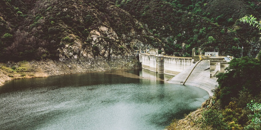 The serene Vaitarna Dam is one of the best places to visit in Igatpuri in monsoon.
