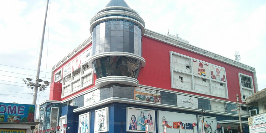 Valentine Multiplex Mall is showing retail shops and cinema screens, being one of the best shopping malls in Surat.