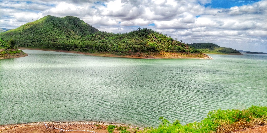 Vani Vilas Sagar Dam is a home to Vedavati River offering a tranquil setting here.