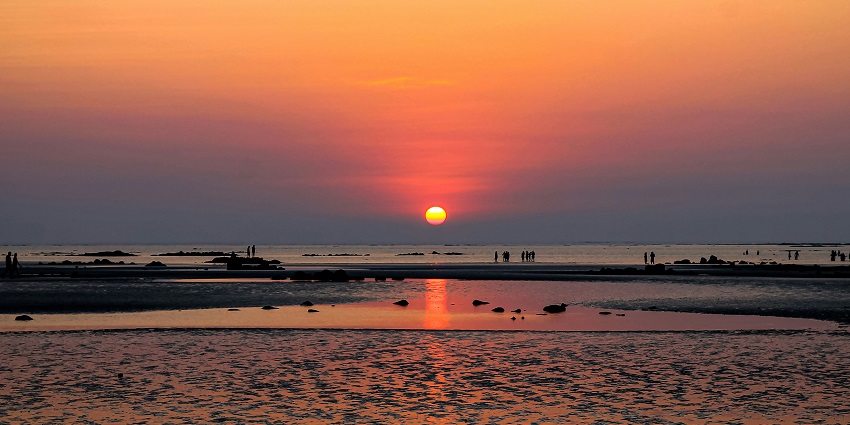 A glimpse of Varsoli Beach in Alibaug offers serene beauty, soft sands, and water sports.