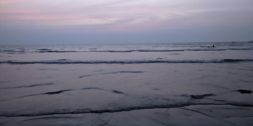 Varsoli Beach in Alibaug offers couples stunning sunsets and snacks to have a great time.