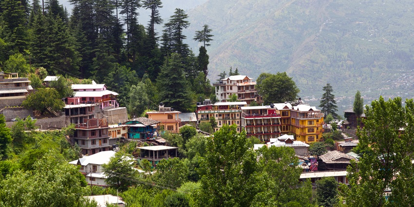 View of Kullu Valley with dense green trees, one of the best rock climbing spots in Manali