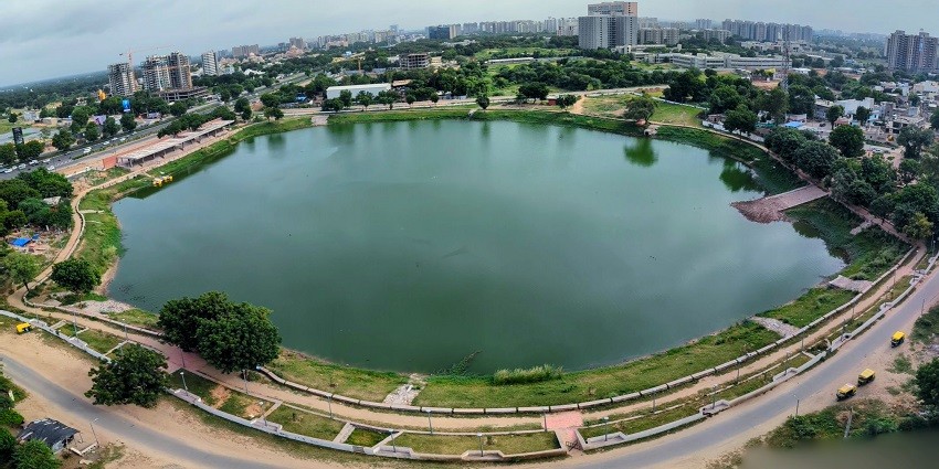 Aerial view of the Vastrapur Lake and the beautiful crescent city complex and the gardens