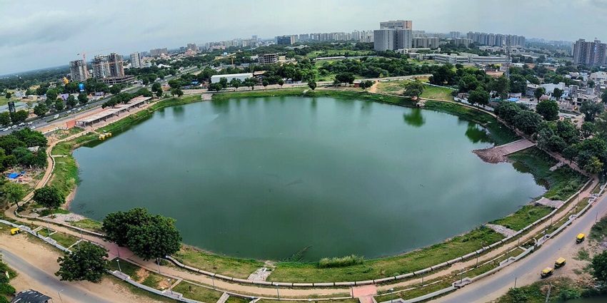 Panoramic view of Vastrapur Lake and its surrounding with bustling traffic and people