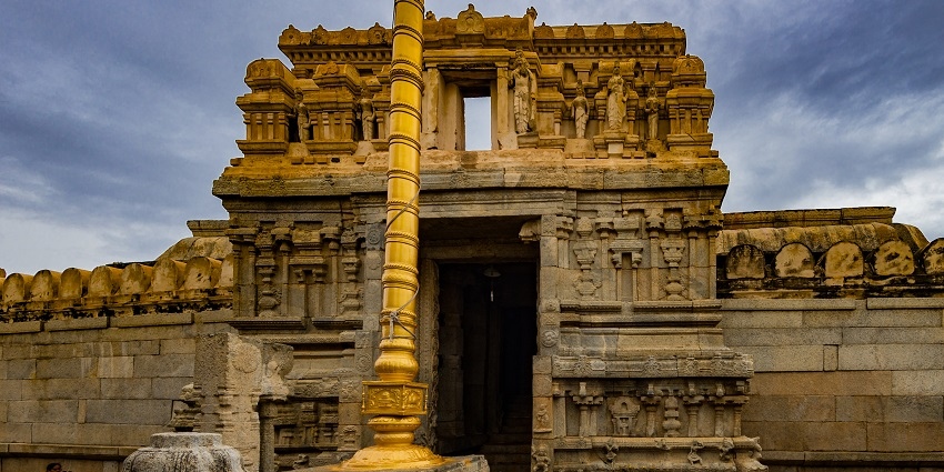 Veerabhadra front entrance view it is one of the most historic places to visit in Lepakshi