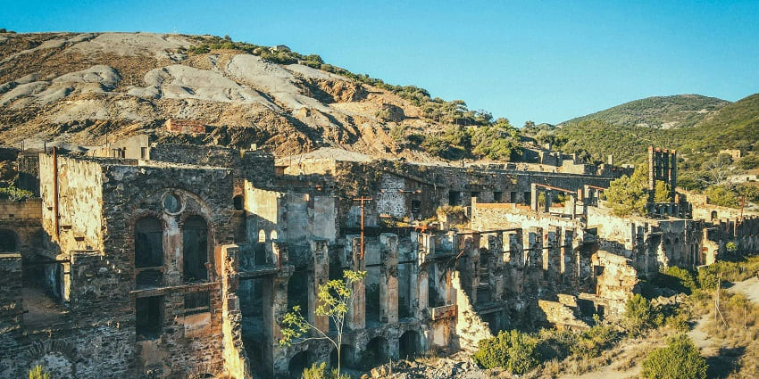 A picture of a fort in Nellore with ancient ruins and traditional architecture surrounded by greenery