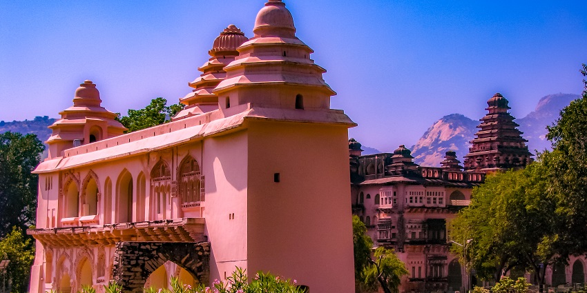 This fort provides a window into the local history of Venkatagiri town, along with an intricate architecture