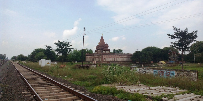 The revered Venkatesh Temple near the railway track is one of the places in Satna