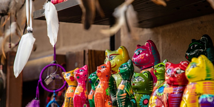 Vibgyor High Street Flea Market is a vibrant shopping paradise that has handmade crafts and home decor