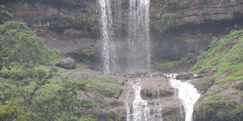Vihigaon Waterfall offers stunning cascades, greenery, and picnic opportunities