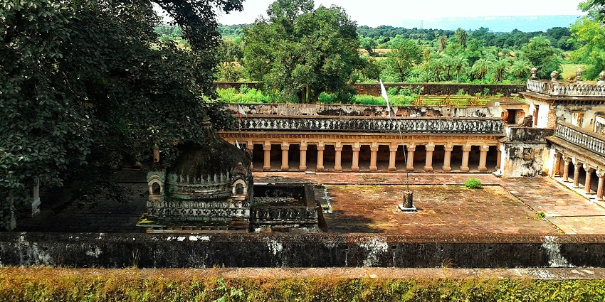 An image of the historic Vijayraghavgarh Fort, one of the places to visit in Katni.