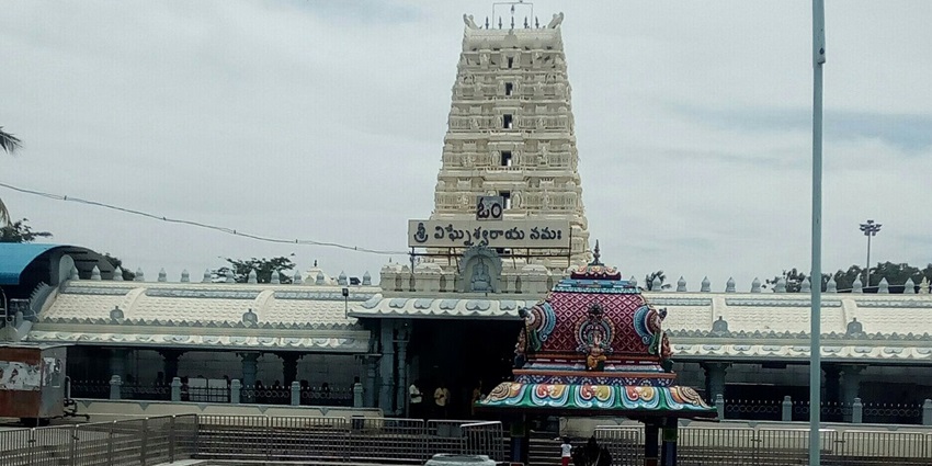 Dravidian-style gopuram and sacred pond at Kanipakam Vinayaka Temple, Andhra Pradesh.