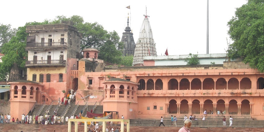 Vishnupad Temple in Gaya with traditional architecture set along the Phalgu River
