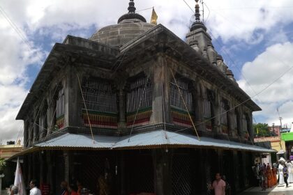 Devotees offering prayers at the sacred footprint of Lord Vishnu in Vishnupad Temple.