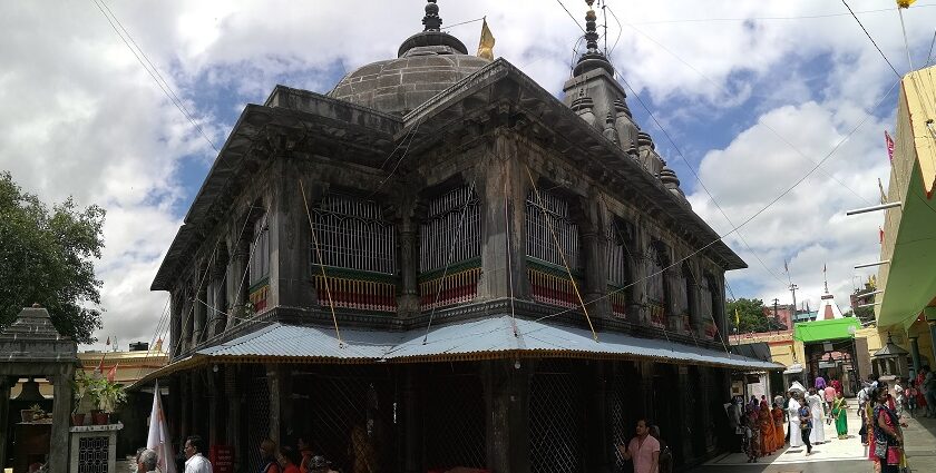 Devotees offering prayers at the sacred footprint of Lord Vishnu in Vishnupad Temple.