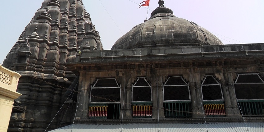 Front view of Vishnupad Temple showcasing its architecture and large central dome.