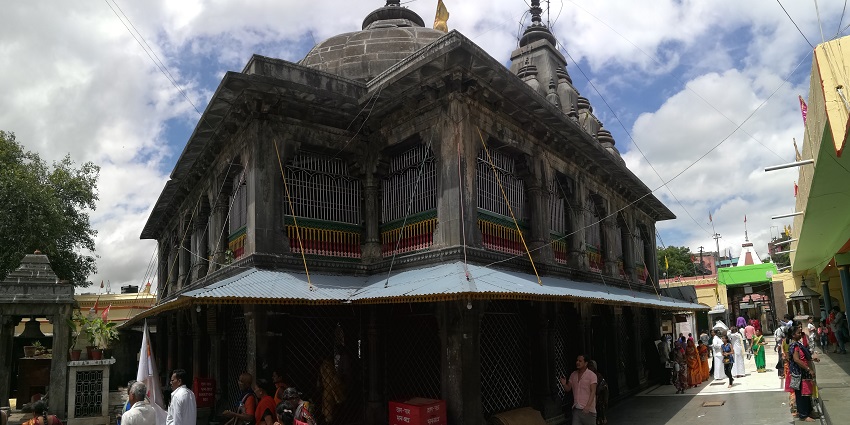 An image of Vishnupad Temple, which is one of the Gaya temples in Bihar, India.