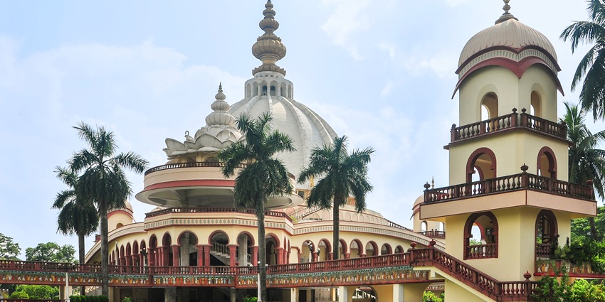 Vishwakarma Temple is a Hindu retreat, famous for its intricate carvings and architecture