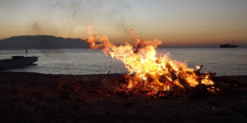 Enjoy a beach bonfire at Ashwem Beach and Morjim Beach while listening to the waves