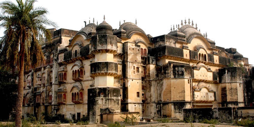 A stunning view of Alwar City Palace, showcasing its grand architecture, a must-see attraction among the best things to do in Alwar.