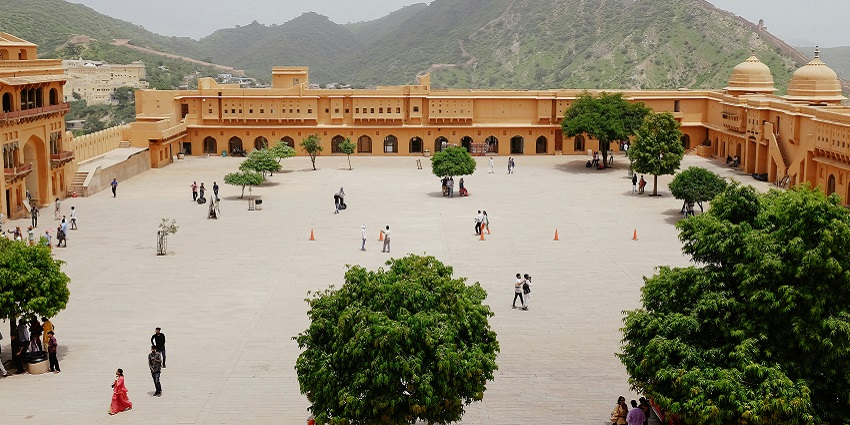 Visit Amer Fort, one of the things to do in Jaipur in January, to see grand architecture with intricate carvings