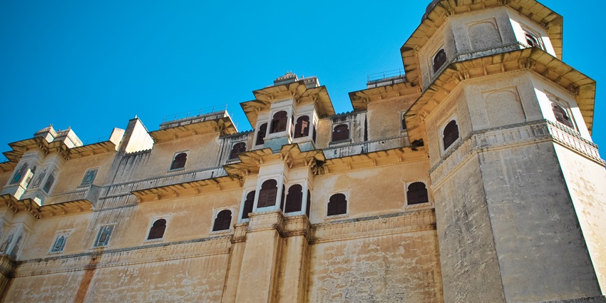 Badal Mahal under clear blue skies, a must-see for exploring what to do in Kumbhalgarh