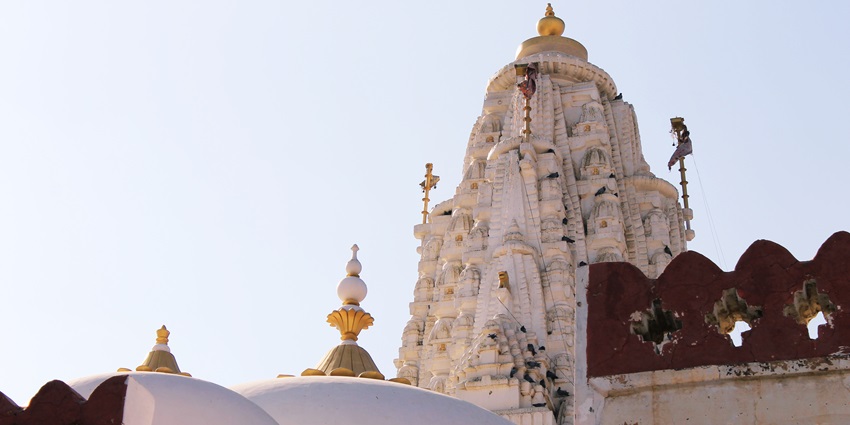 Exterior of Bhandasar Jain Temple in Bikaner, showcasing intricate architecture and carvings.