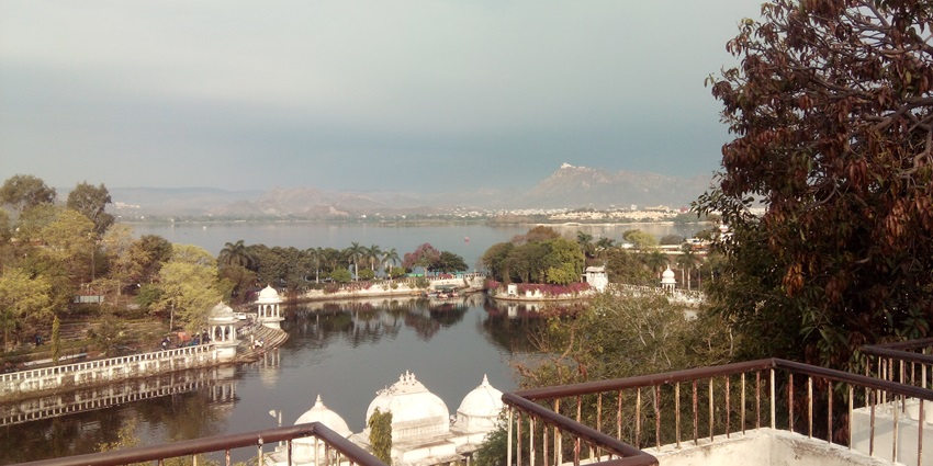 Enjoy serene views and fountain shows at Doodh Talai Musical Garden in Udaipur at night.