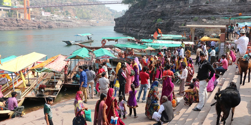 A ghat similar to Fanase Ghat, visiting here is one of the things to do in Omkareshwar