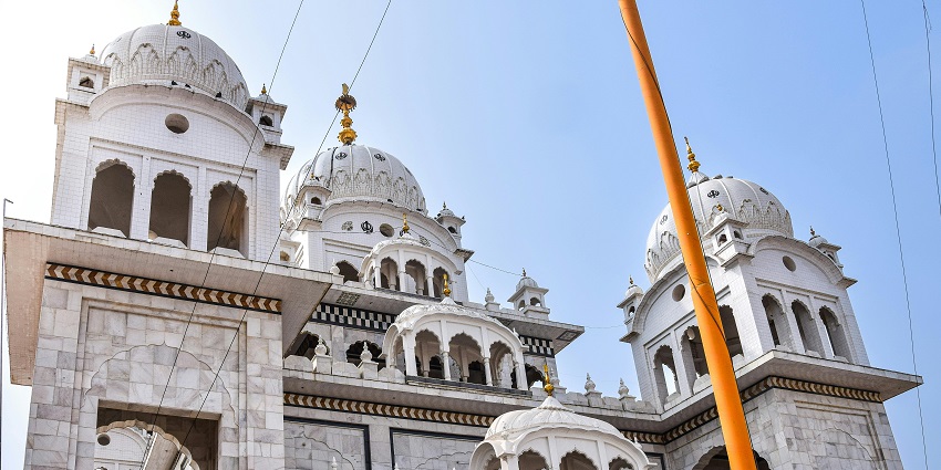 A striking view of the Gurudwara Sahib in Pushkar with intricately carved domes and arches.